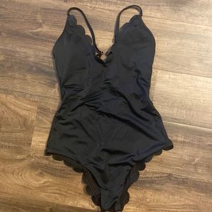 Scalloped Hem One piece swimsuit